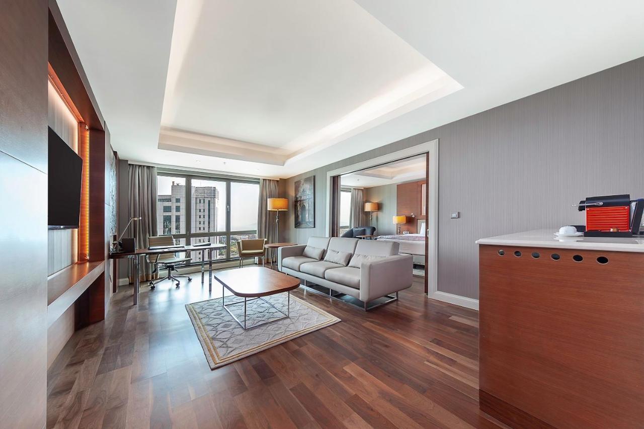 Dedeman Bostanci Istanbul Hotel & Convention Center Exterior photo Suite at the hotel