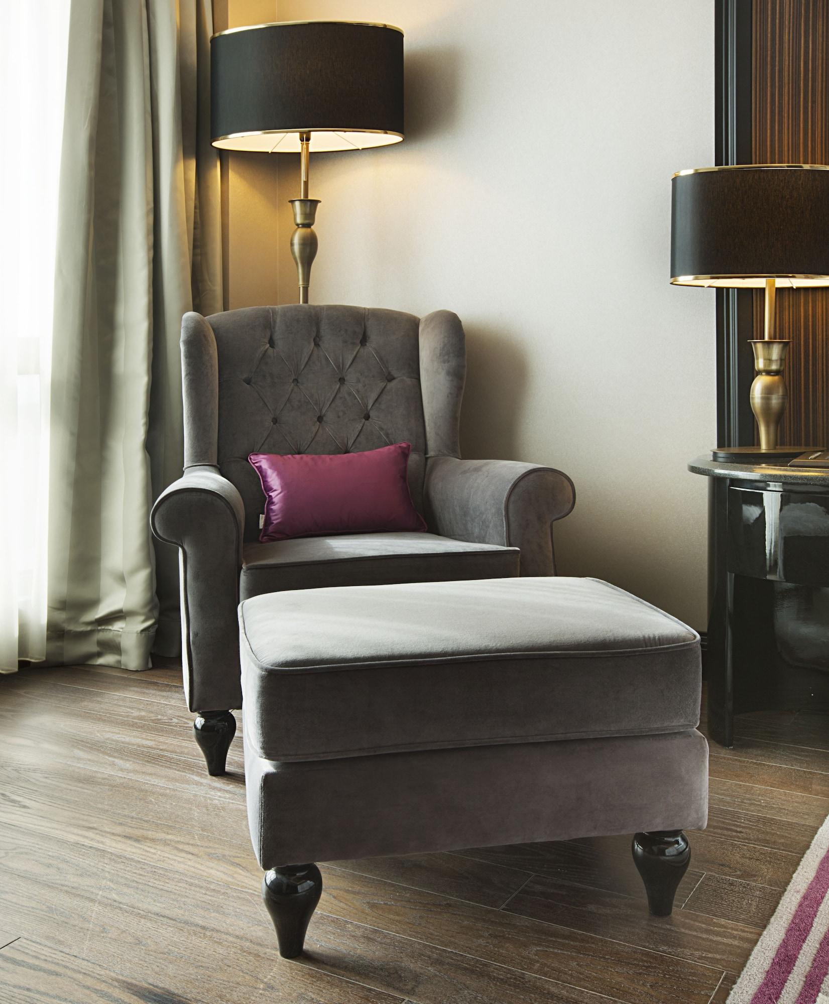 Dedeman Bostanci Istanbul Hotel & Convention Center Exterior photo A chair with a footstool